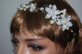 Tiara de flores con brillos y perlas