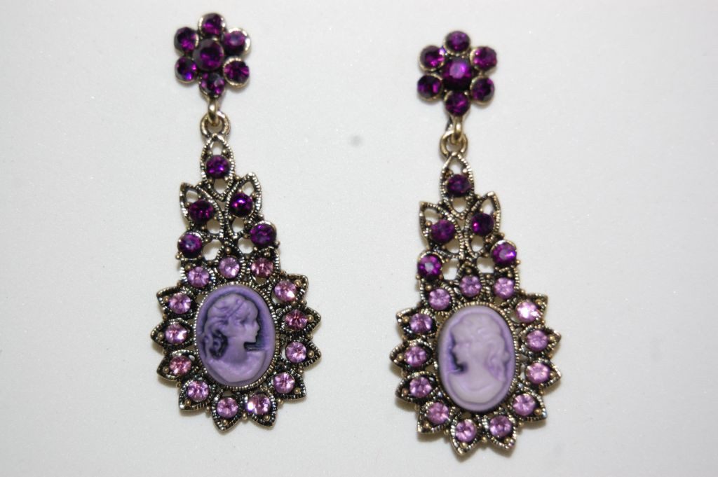 Pendientes brillos camafeo morado