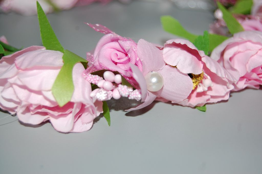 Corona de flores rosa y perlas