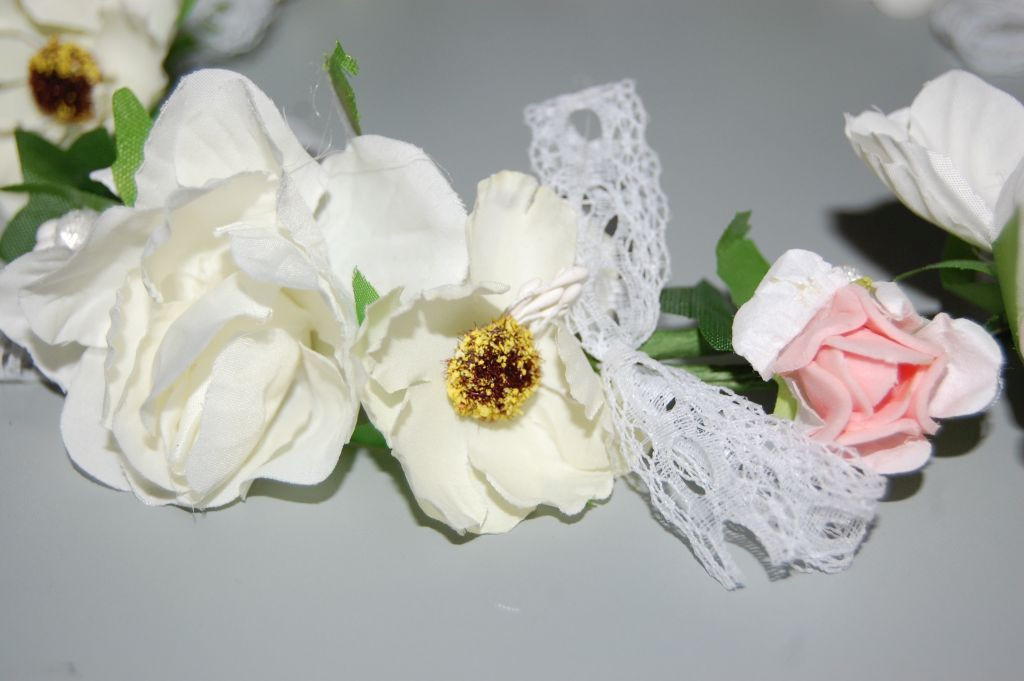 Crown of coral and beige flowers