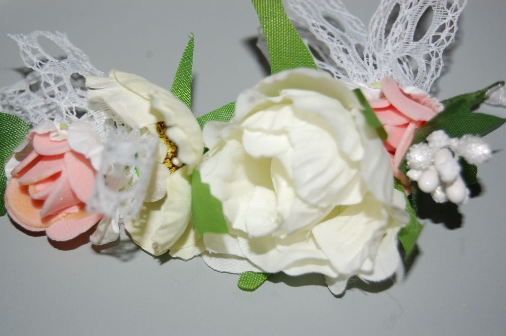 Tiara of coral and beige flowers