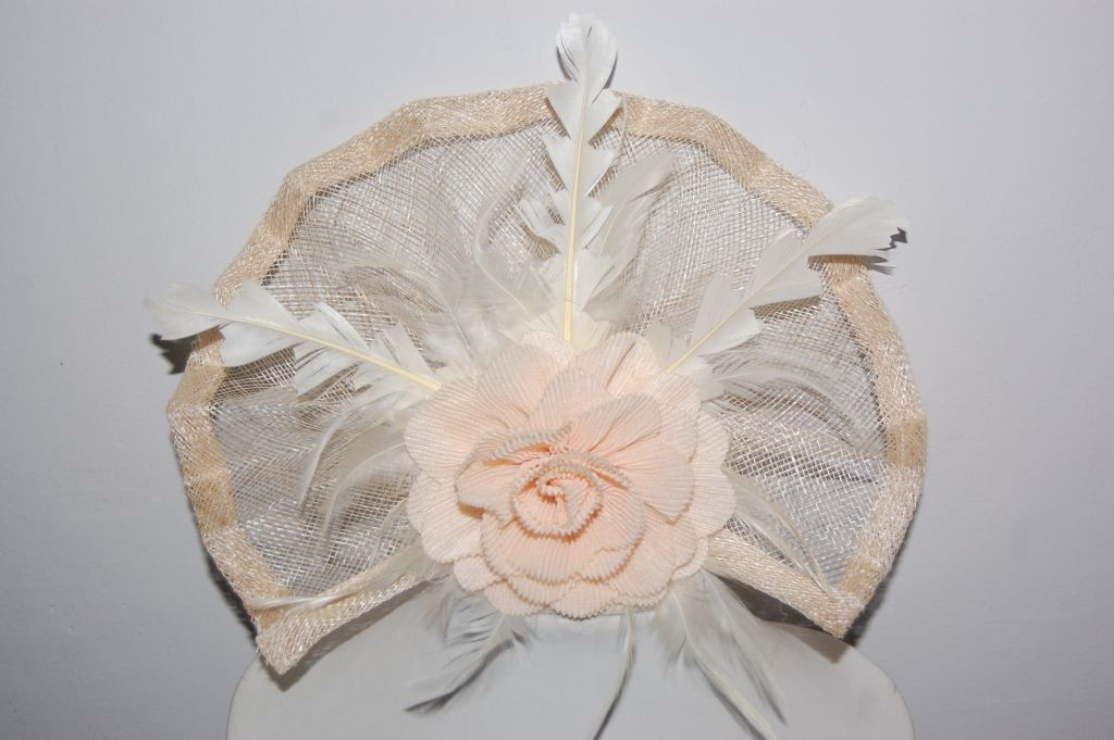 Touched fan and flower beige