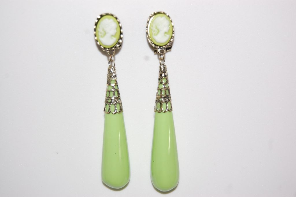 Coral earrings stand pistachio