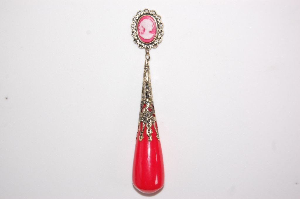 Earrings coral red booth