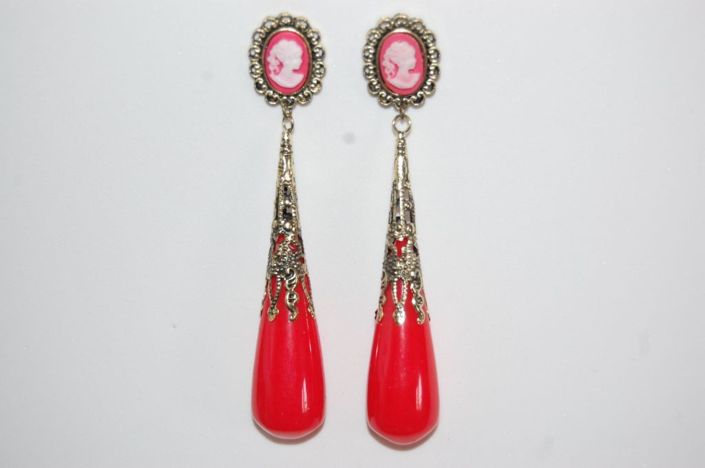 Earrings coral red booth