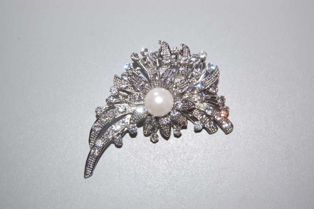 Brooch unique flower with Pearl and gloss