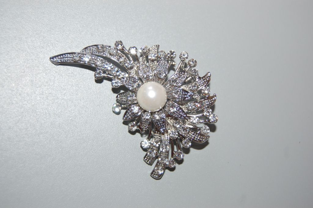 Broche única flor con perla y brillos