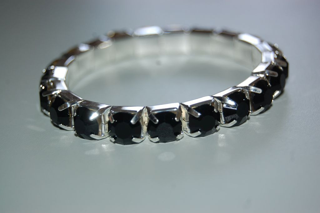 Shy bracelet black stones