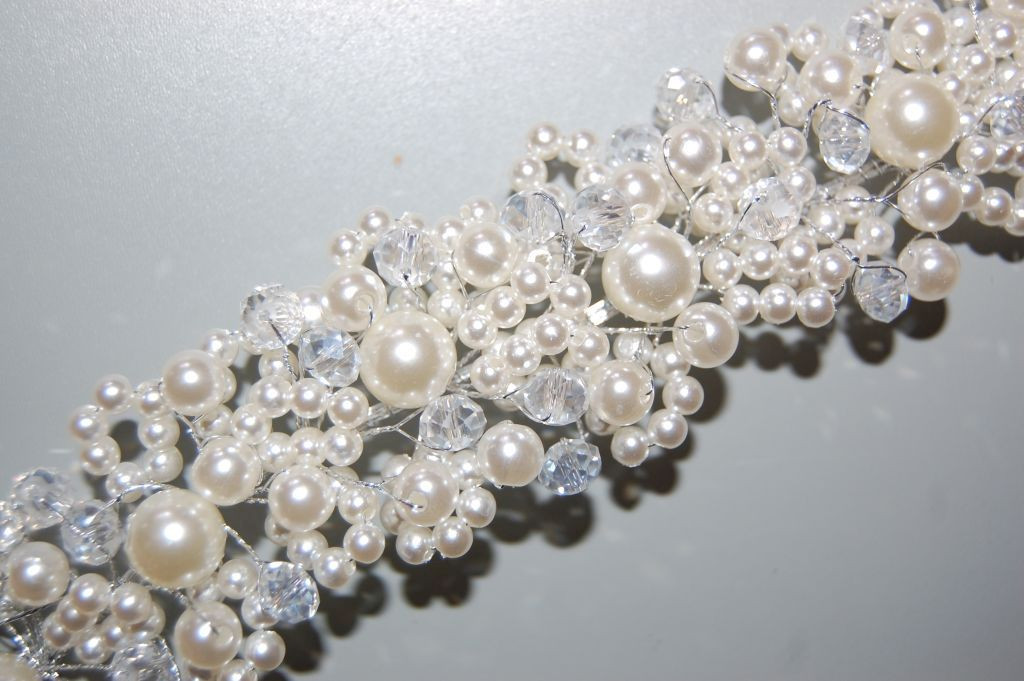 Tiara con mil perlas y cristales