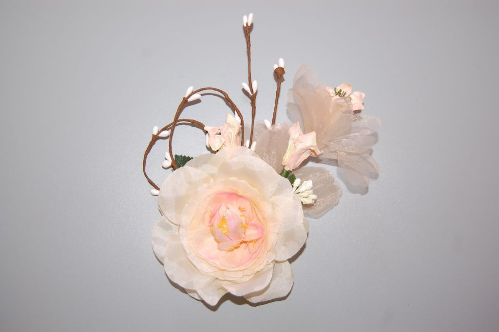 Color cream cute flower corsage