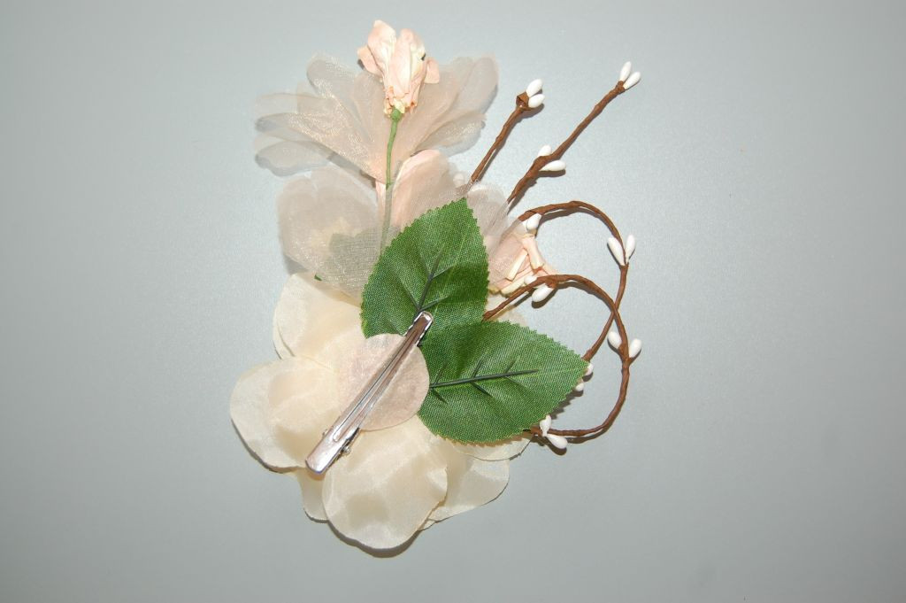 Color cream cute flower corsage