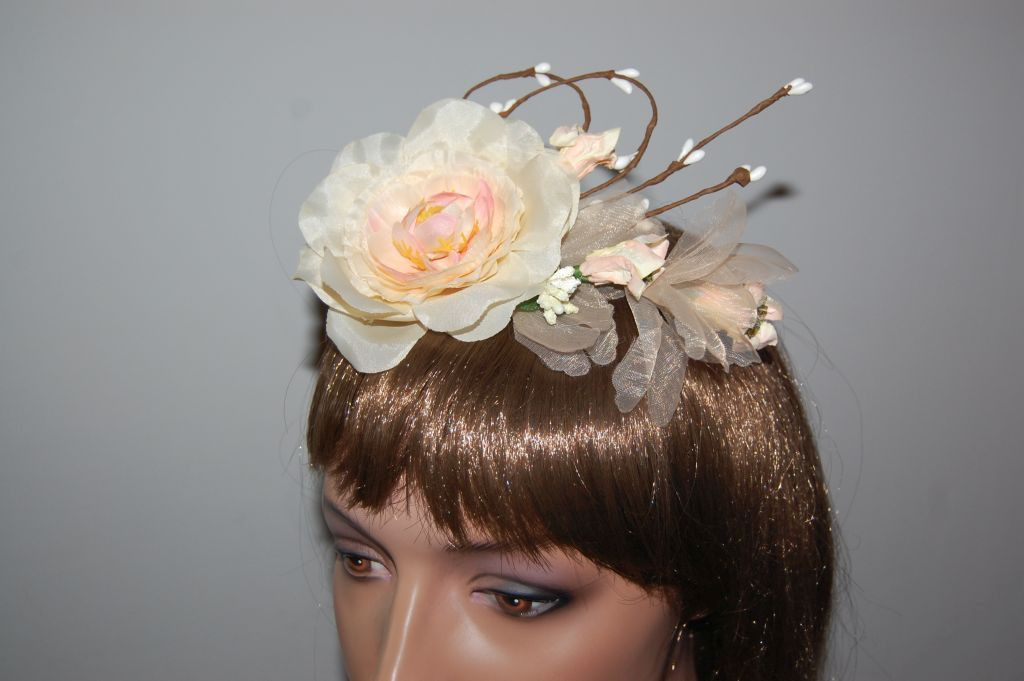 Color cream cute flower corsage