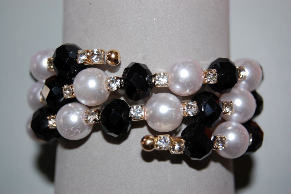 Pulsera perlas blancas y cuentas negras