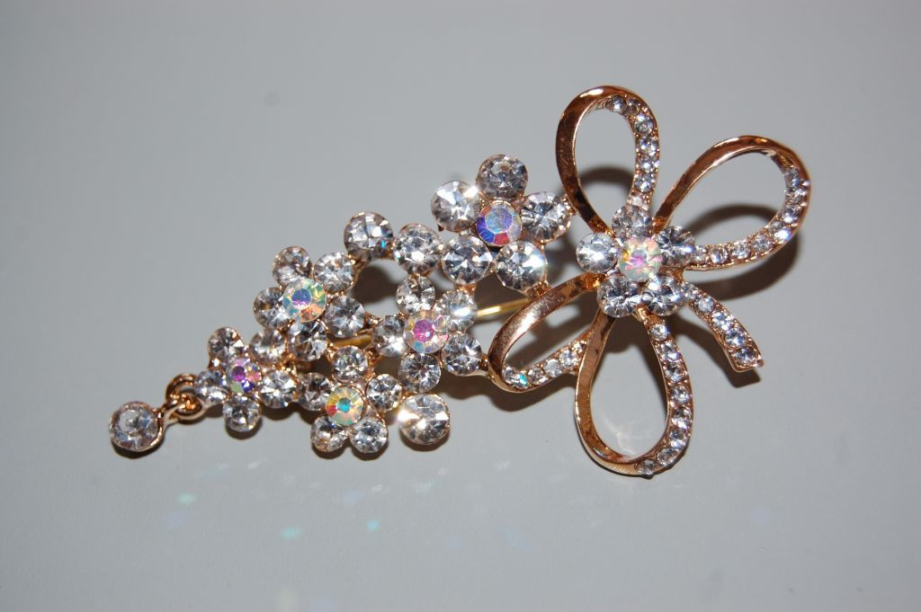 Lacing golden flowers brooch