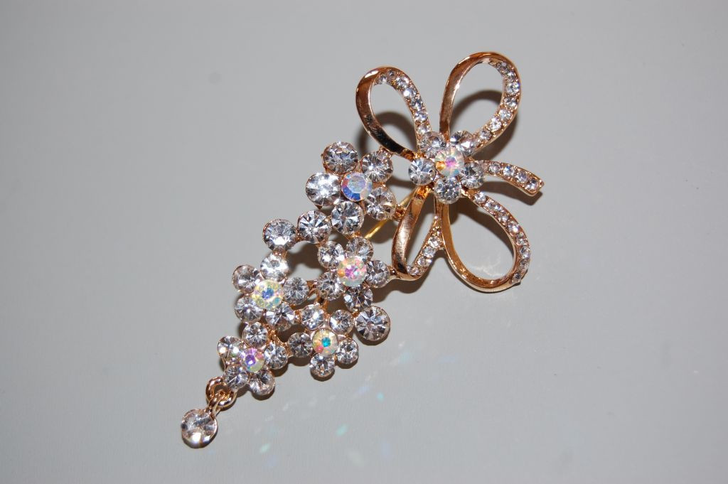 Lacing golden flowers brooch