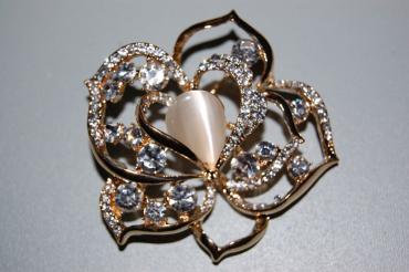 Brooch cute Fleur de Lis ivory