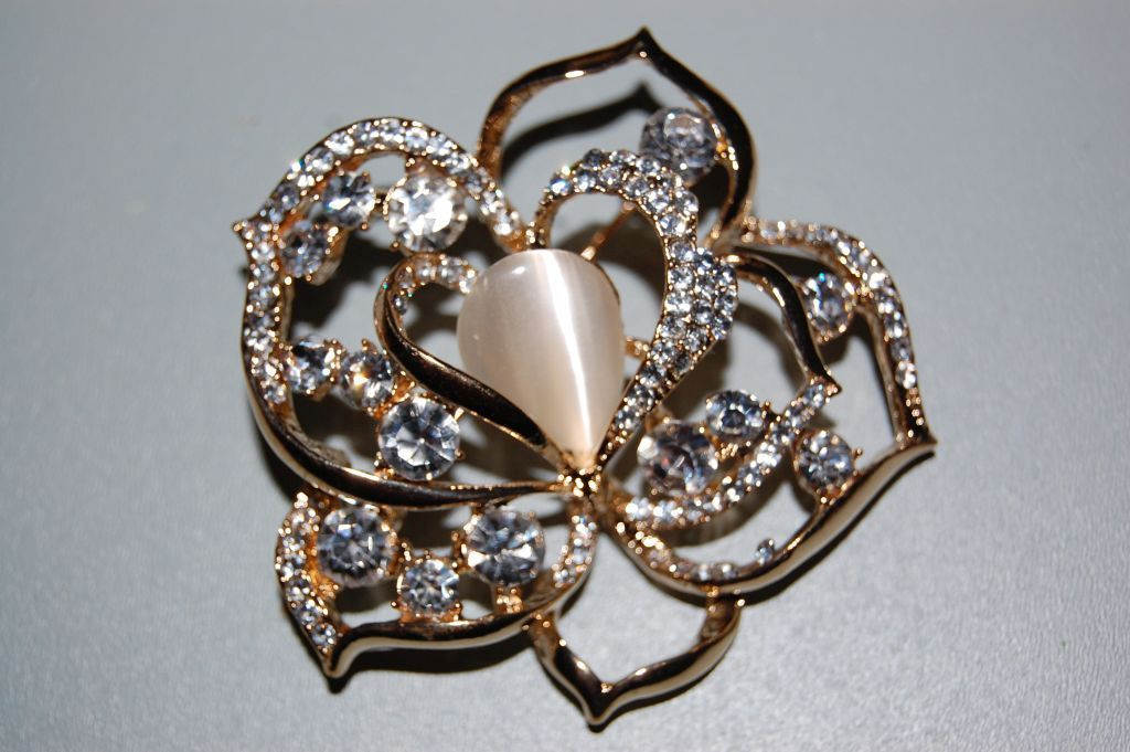 Broche linda flor de Lis marfil