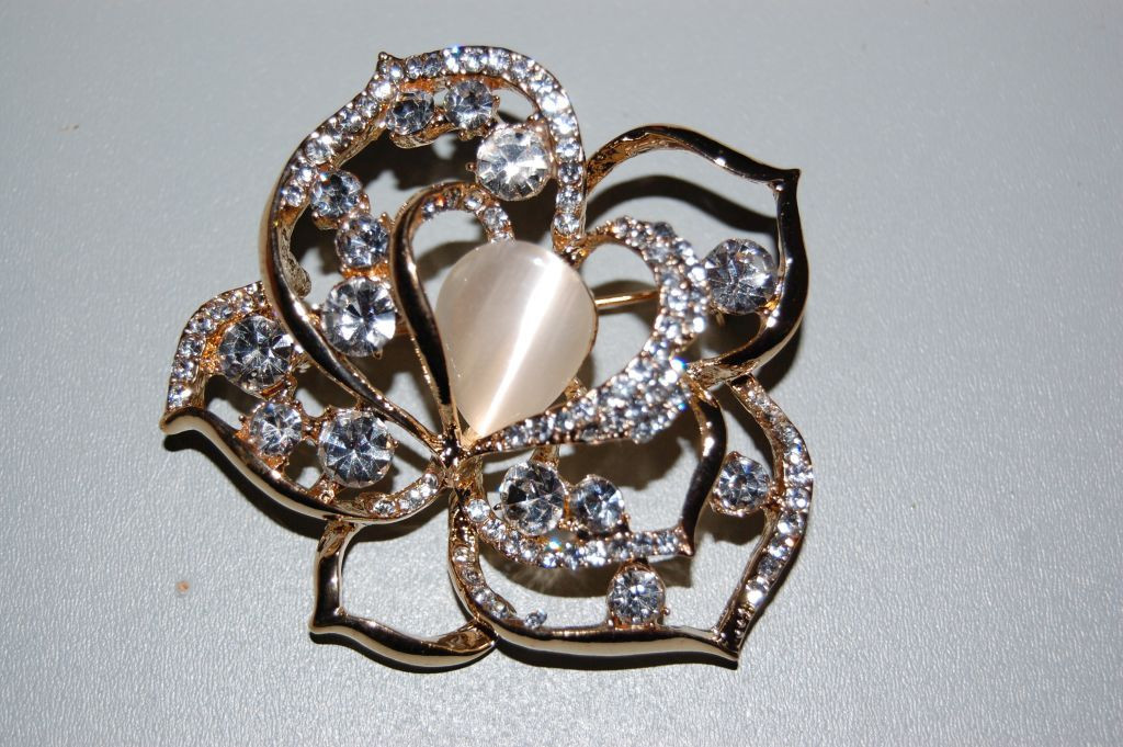 Broche linda flor de Lis marfil