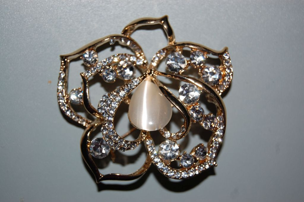 Broche linda flor de Lis marfil