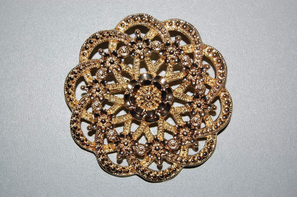 Brooch Jara intense gold