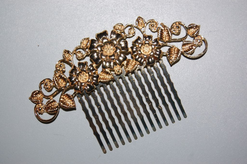 Cluster of three flowers gold comb 