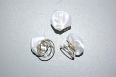 Tres rosas de tela blanca