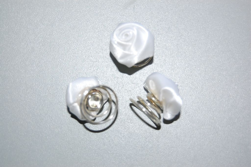 Tres rosas de tela blanca