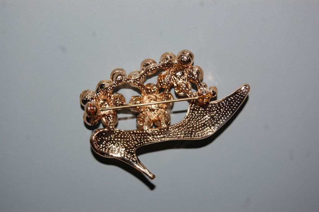 Dance with glitters shoe brooch