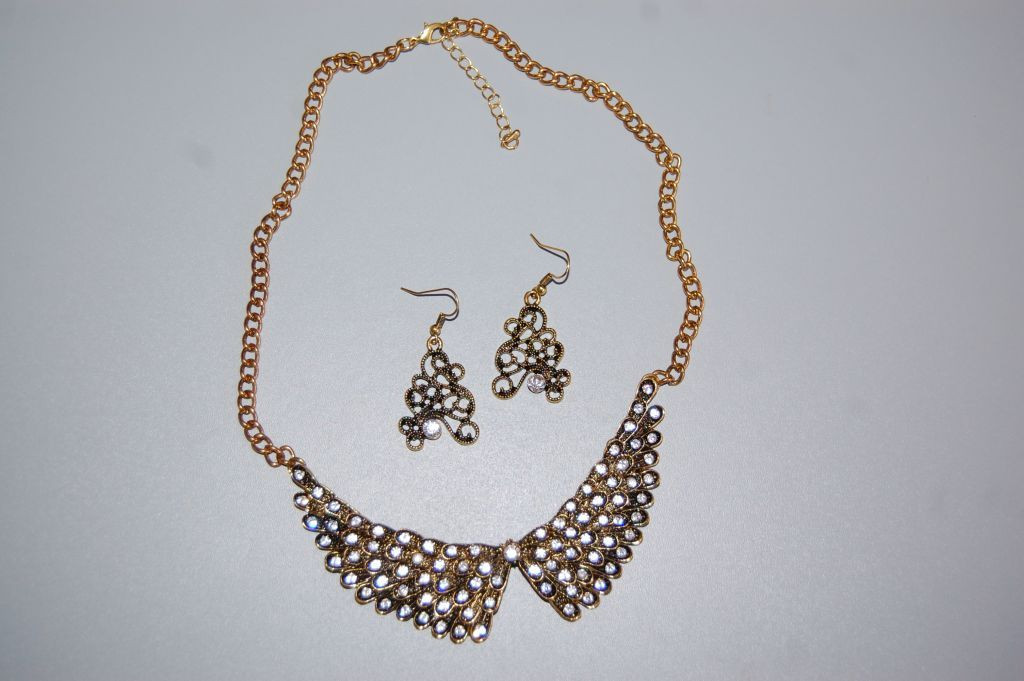 Conjunto Alas dorado y brillos