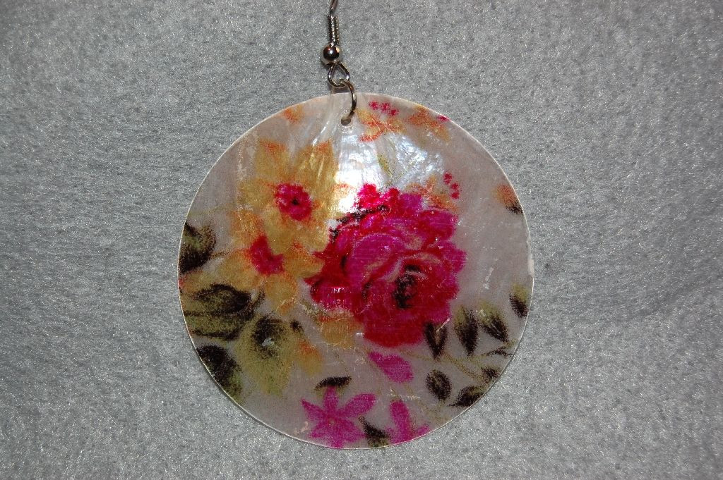 Mother of pearl earrings with flowers