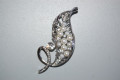 Broche bella hoja perlas y brillos