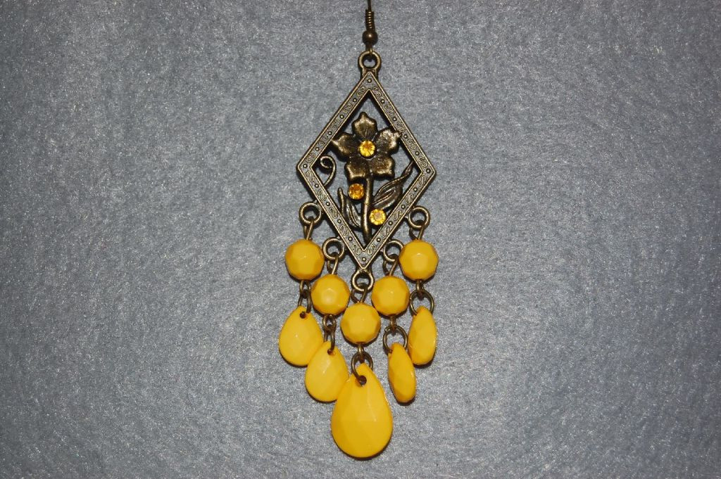 Earring yellow central flower