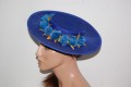 Canotier azul Klein con flores