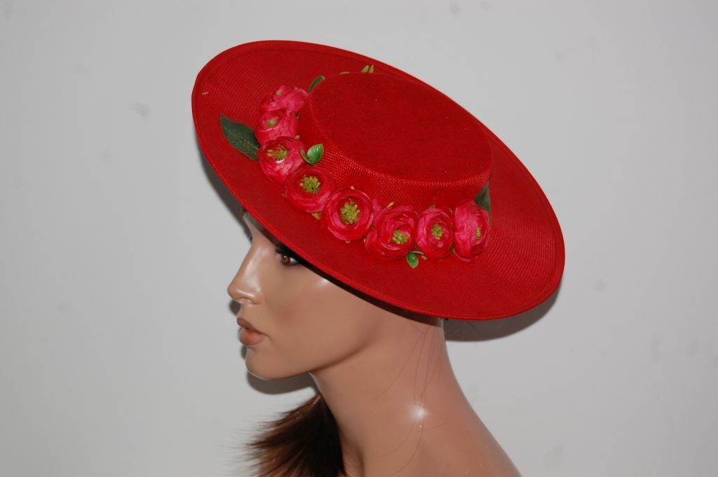 Canotier rojo con flores