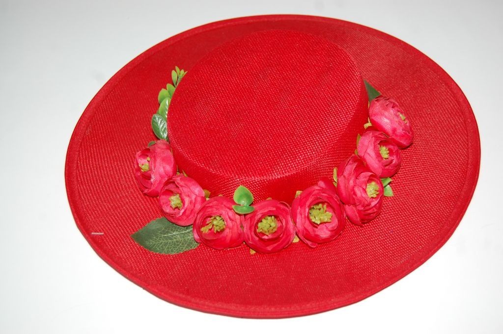 Canotier rojo con flores