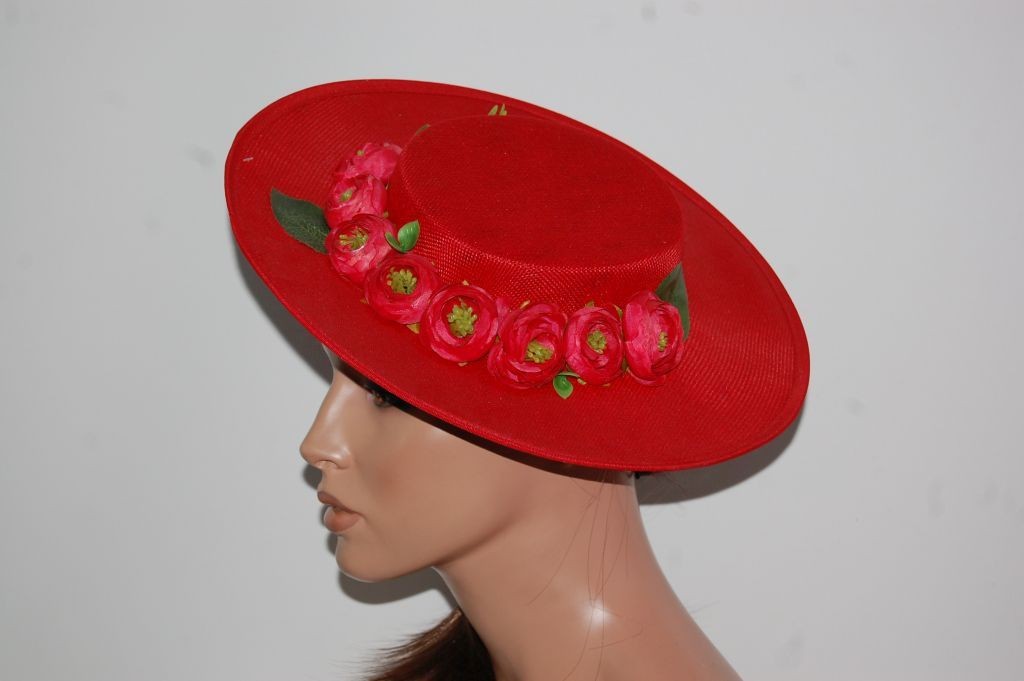 Canotier rojo con flores