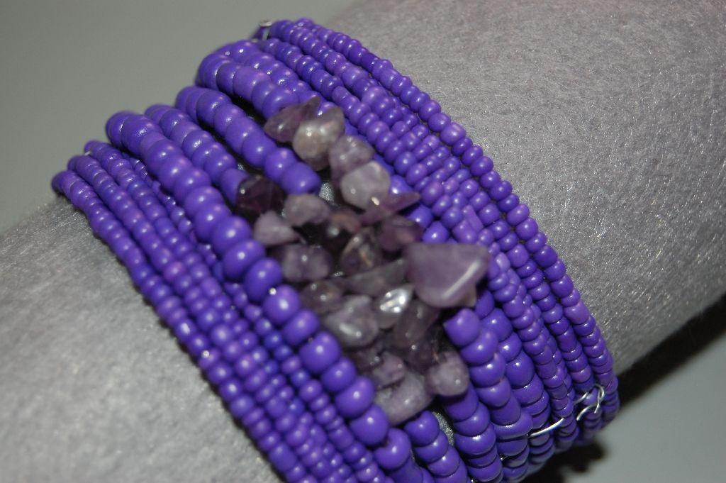 Pulsera morada vueltas y piedras. 