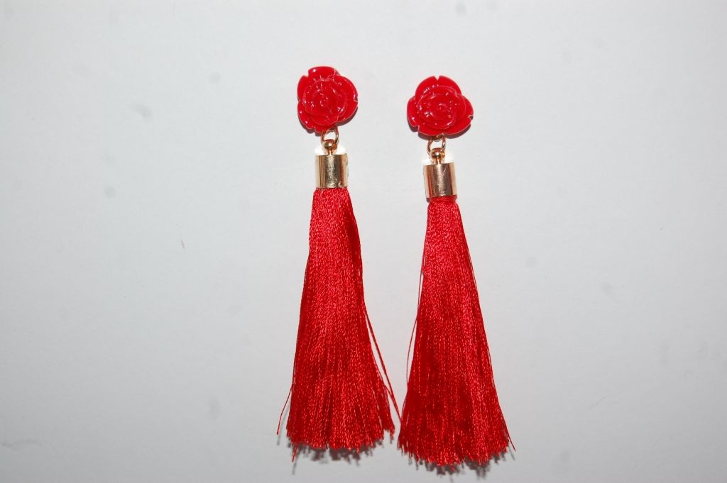 Pendientes y flecos rojo