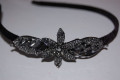Diadema tocado flor de brillos titanio
