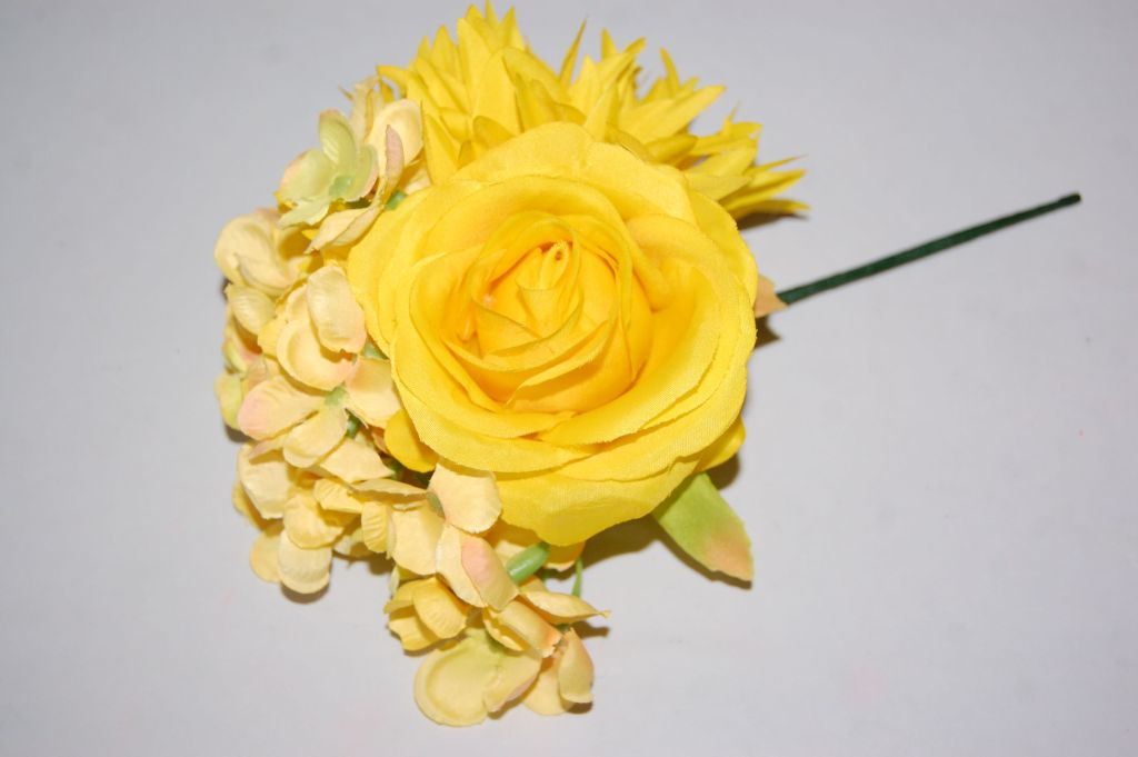 Ramillete flores feria amarillo