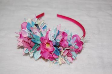 Diadema de pétalos de flor para niña hecha a mano