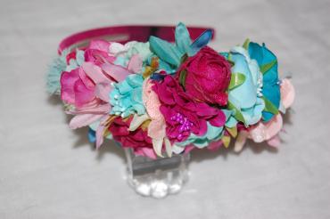 Diadema con flores y pétalos