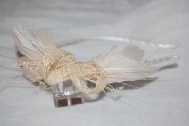 Diadema lazada y plumas beige crudo