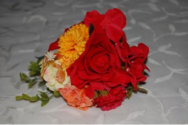 Ramillete flores flamenca rojo, yema y coral
