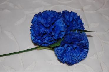 Ramillete tres claveles azul