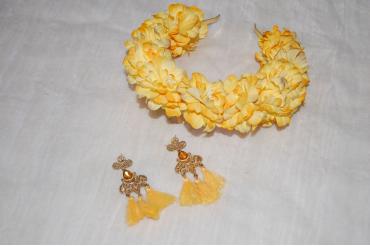 Conjunto diadema floral amarilla y pendientes