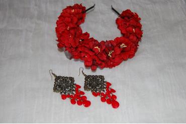 Conjunto diadema roja flores y pendientes