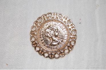 Broche moneda dorado