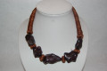 Collar marron diseño