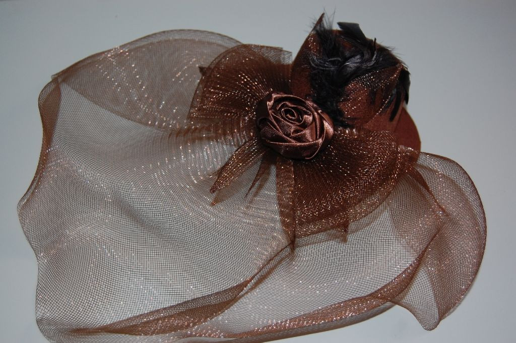 Tocado sombrero flor rafia marrón